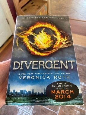 Divergent by Veronica Roth - Paperback Book